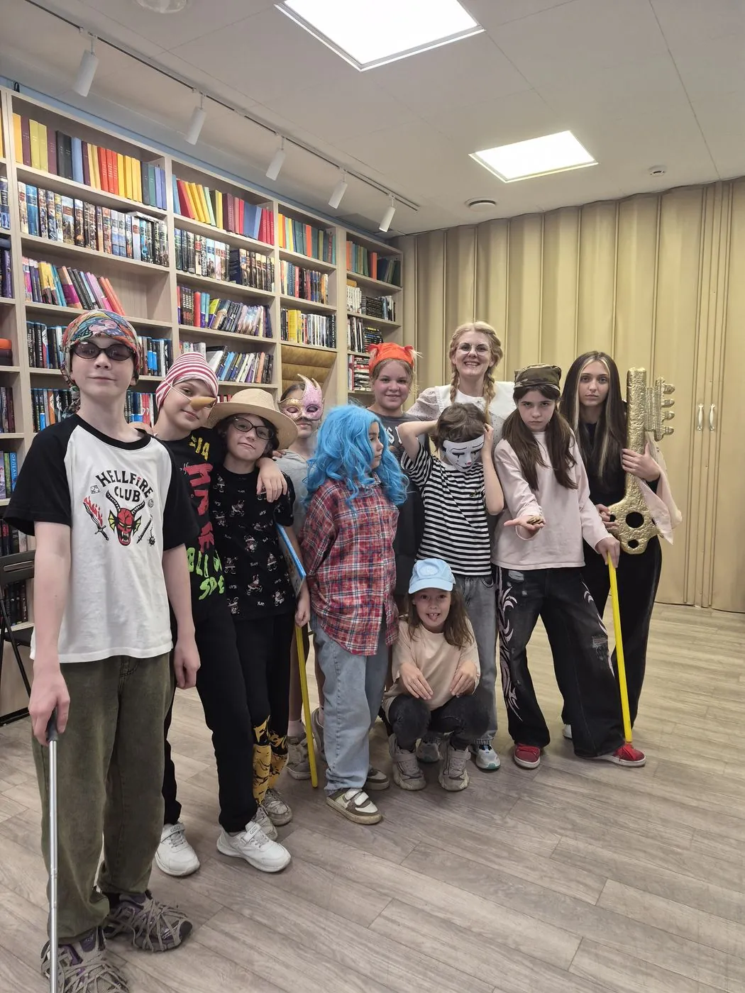 Дети и ведущая в костюмах героев «Буратино»